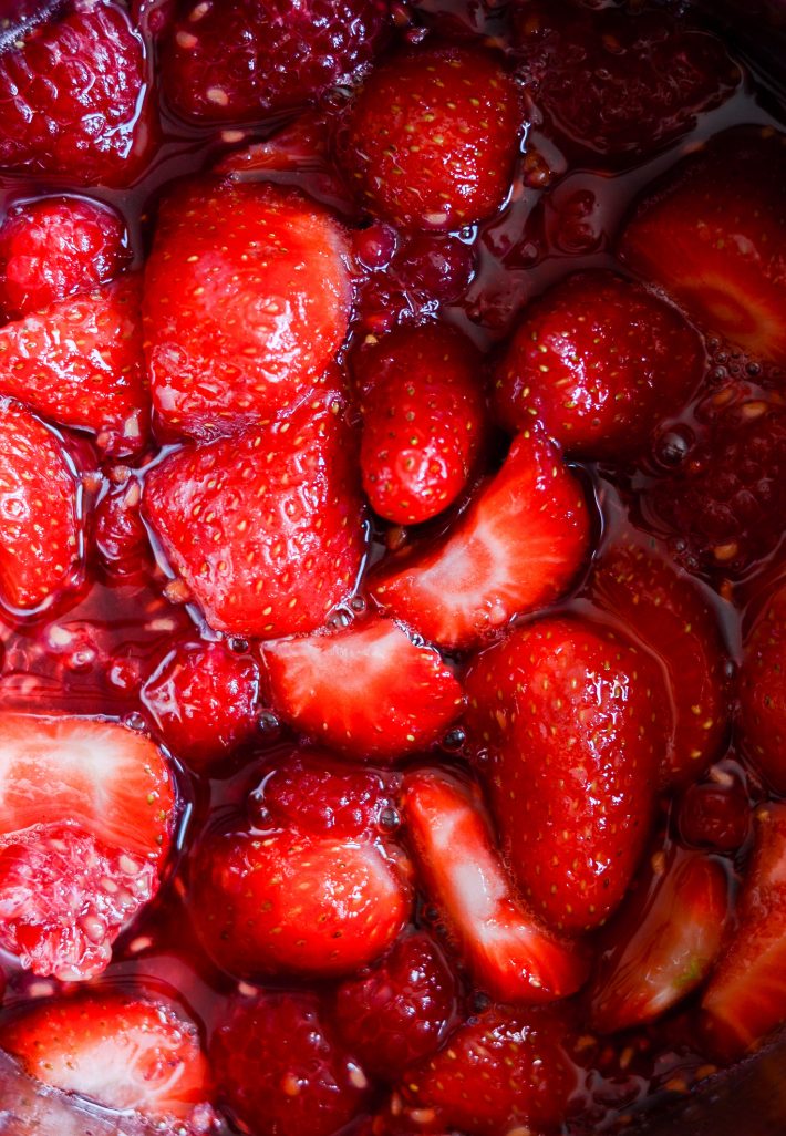 rødgrød-med-fløde-i-2-varianter-morgenmad-dessert-opskrift