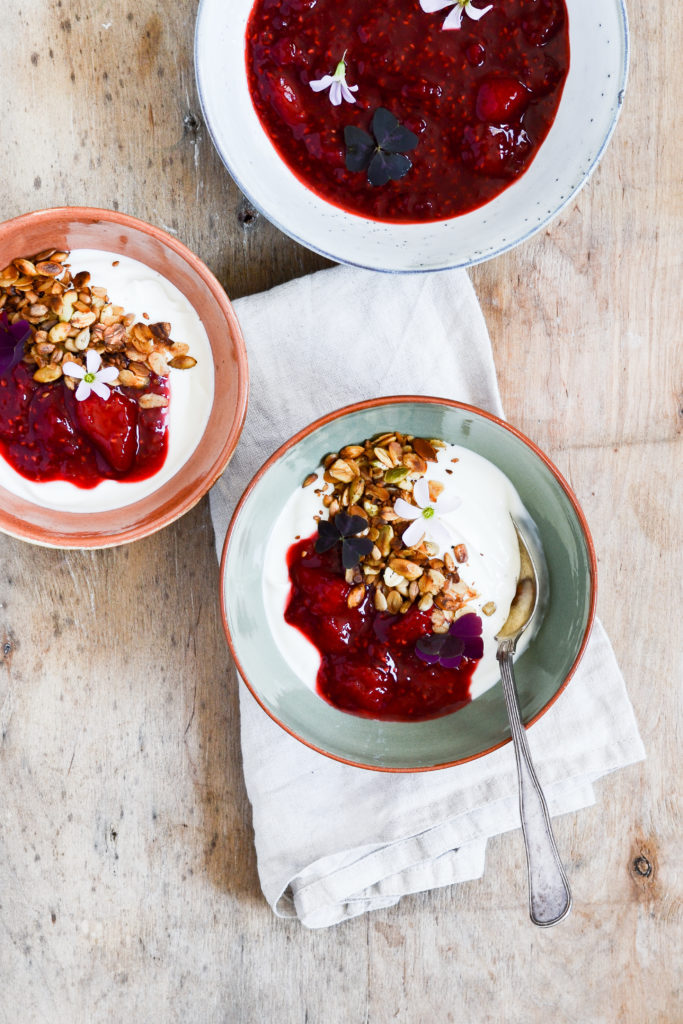 rod-grod-med-flode-i-2-varianter-morgenmad-dessert-opskrift