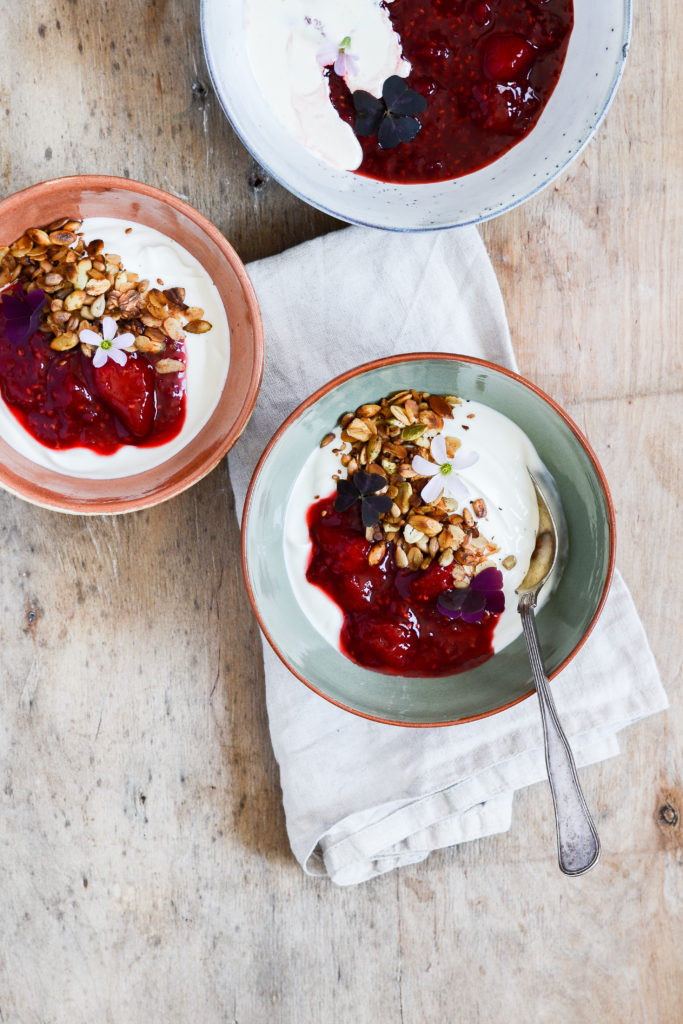 rødgrød-med-fløde-i-2-varianter-morgenmad-dessert-opskrift