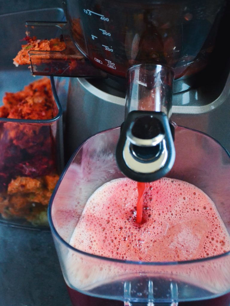 slow juice med gulerod pære og ingefær
