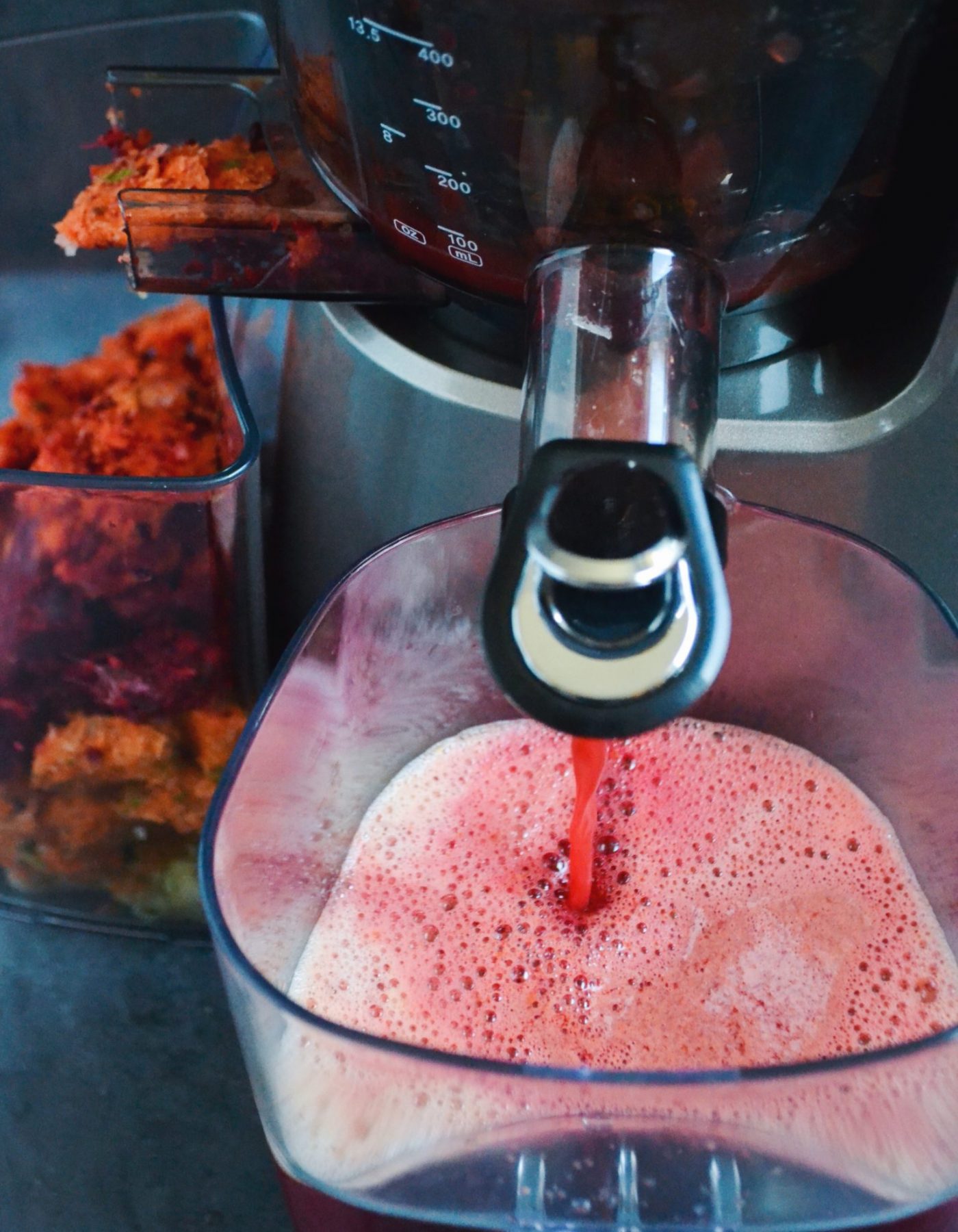 slow juice med gulerod pære og ingefær