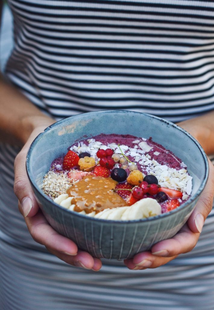 sund smoothie bowl med brombær, blåbær og banan