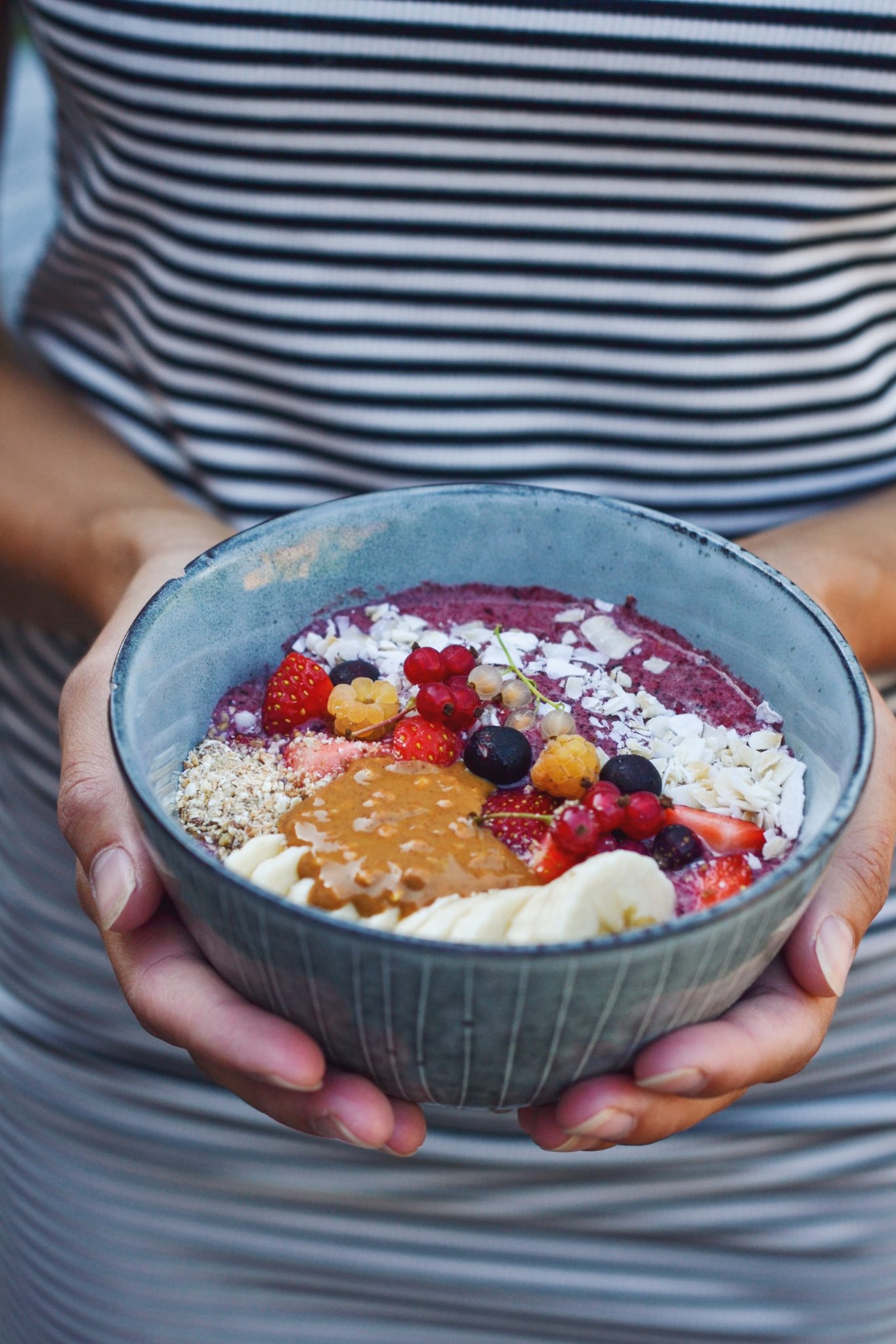 sund smoothie bowl med brombær, blåbær og banan