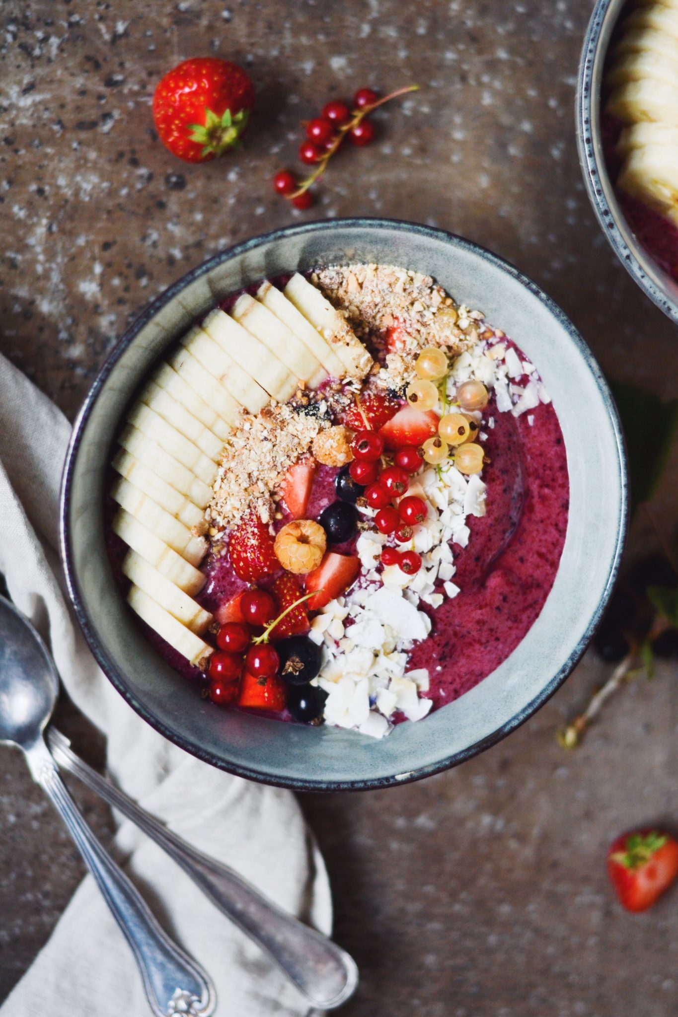 sund smoothie bowl med brombær, blåbær og banan
