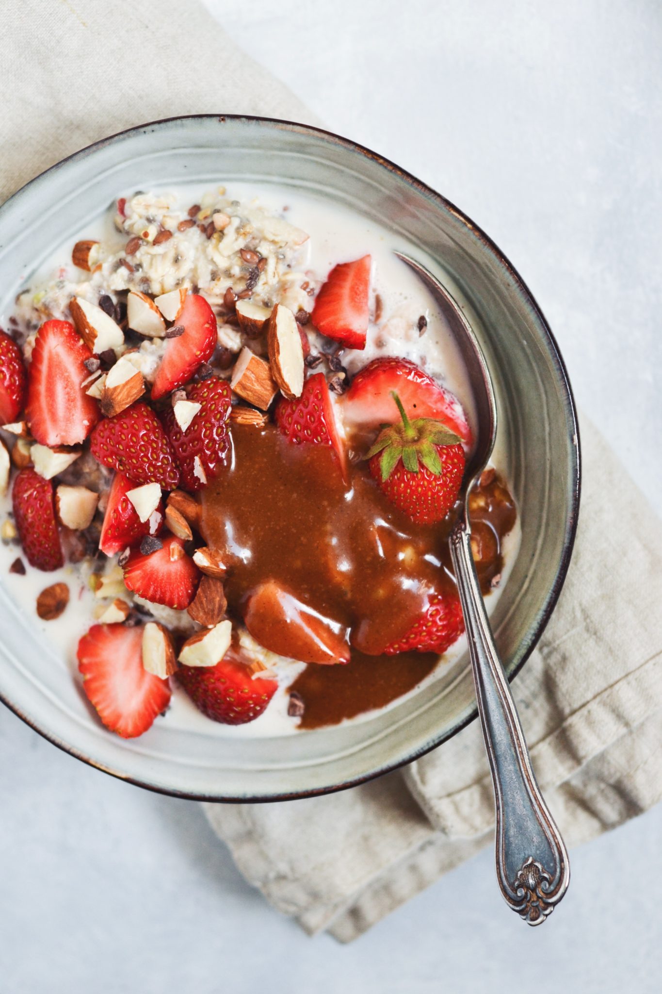 Bircher müsli med jordbær og karamel