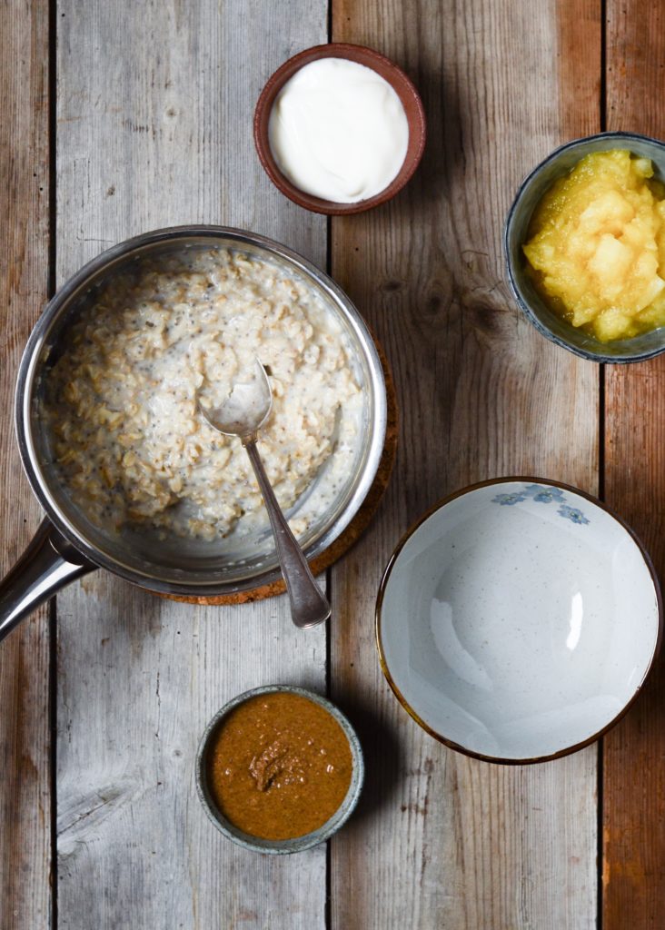 Varm havregrød med solsikke-mandelsmør og æblemos 5