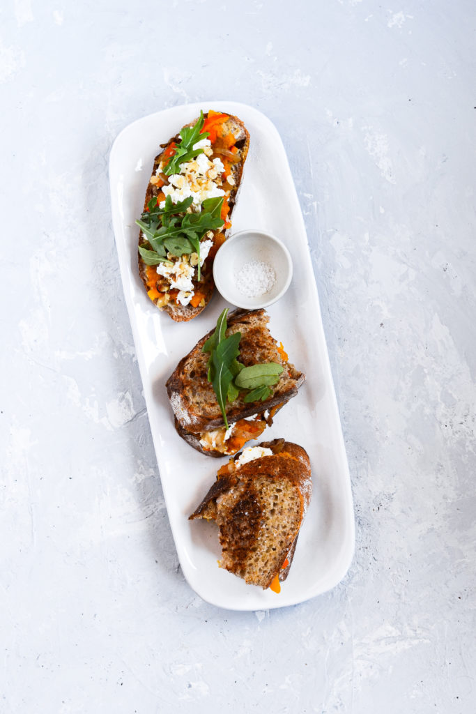 toast med græskar karamelliserede løg feta valnødder