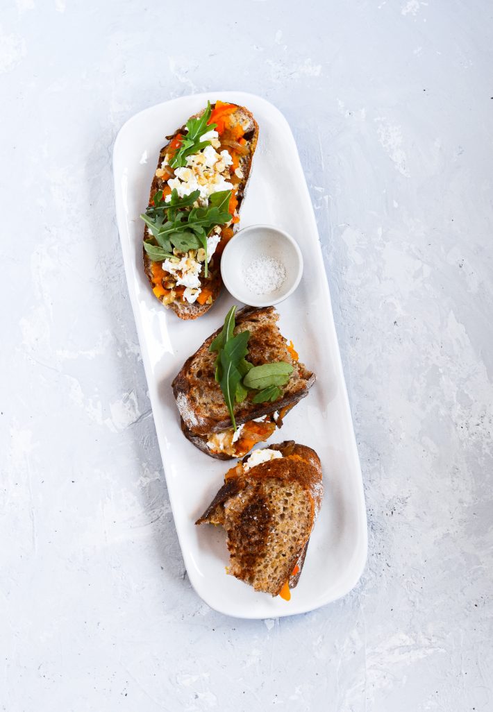 toast med græskar karamelliserede løg feta valnødder