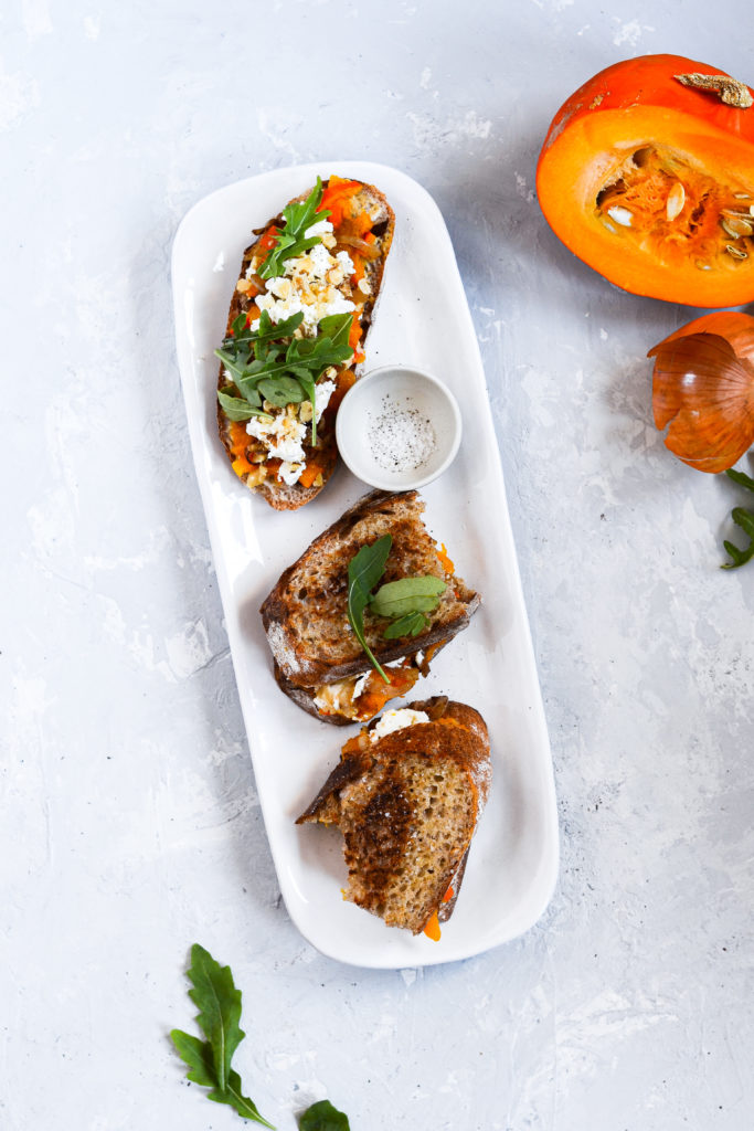 toast-med-graeskar-karamelliserede-loeg-feta-opskrift-1
