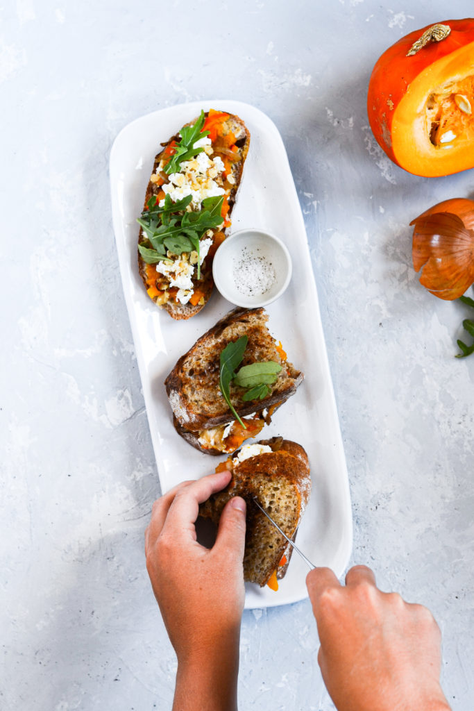 toast med græskar karamelliserede løg feta valnødder