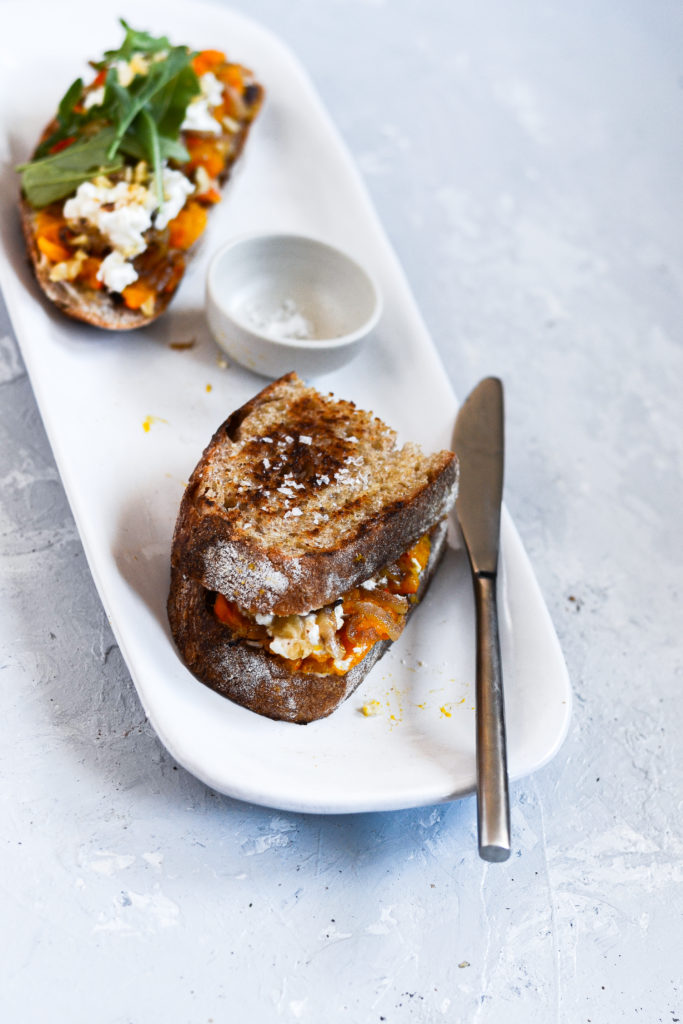 toast med græskar karamelliserede løg feta valnødder
