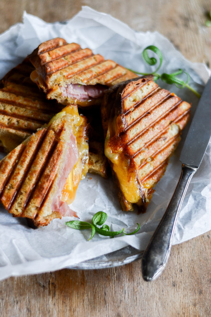 toast-med-skinke-og-ost-grilled-cheese-opskrift