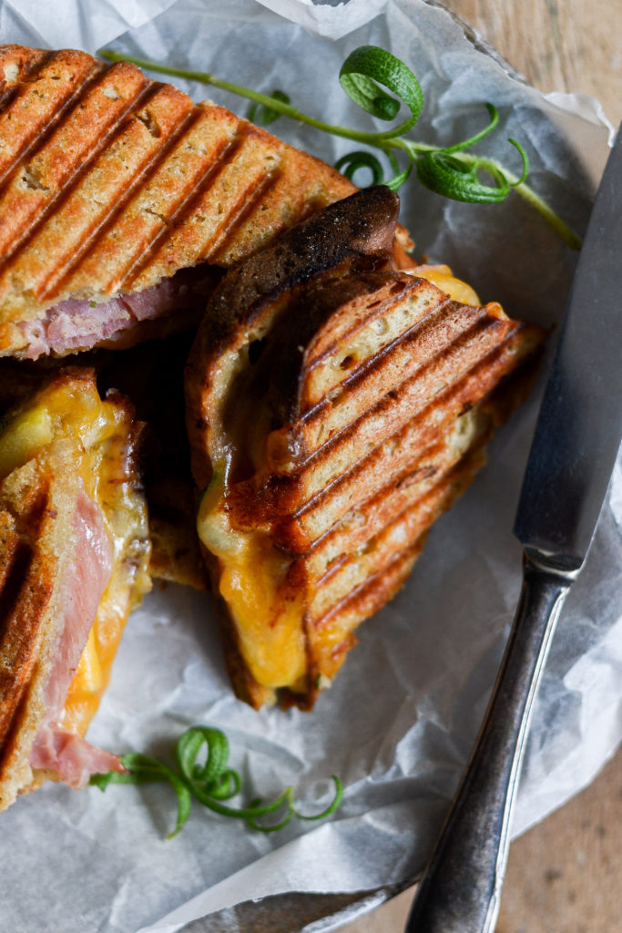 toast-med-skinke-og-ost-grilled-cheese-opskrift