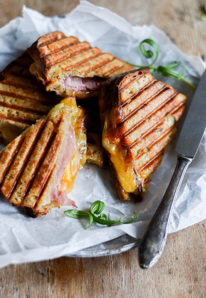 toast-med-skinke-og-ost-grilled-cheese-opskrift