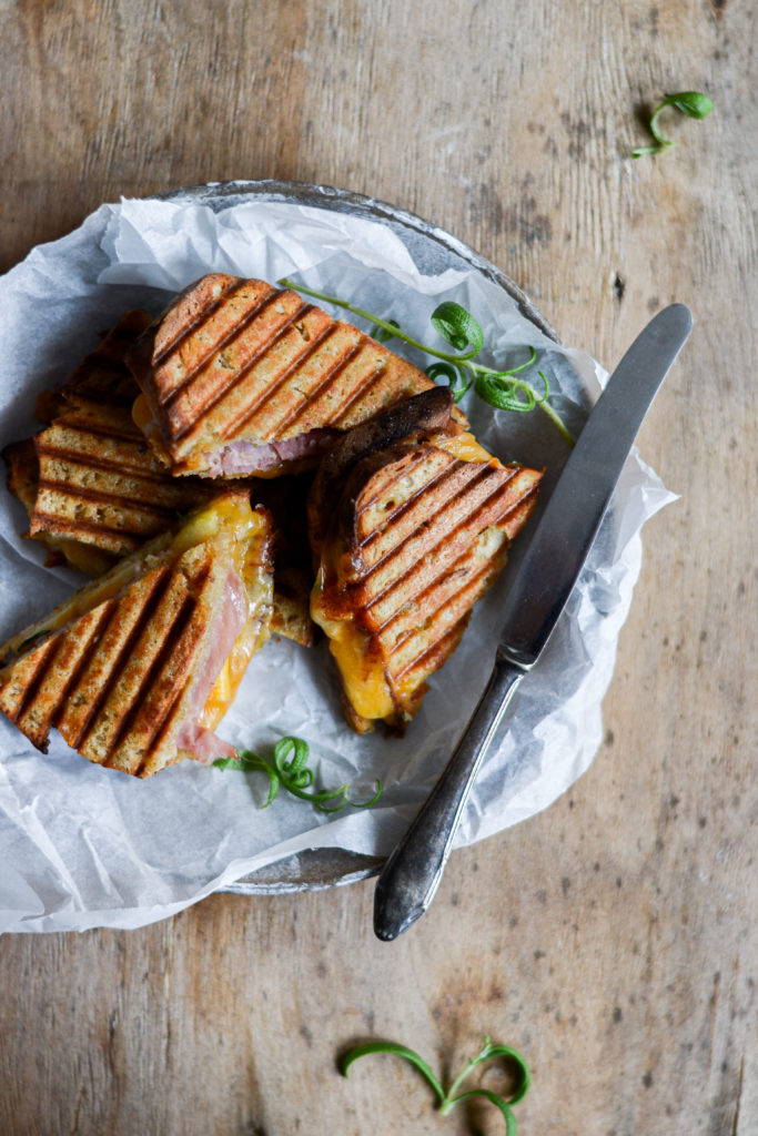 toast-med-skinke-og-ost-grilled-cheese-opskrift