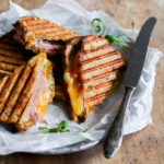 toast-med-skinke-ost-aeble-rosmarin-opskrift
