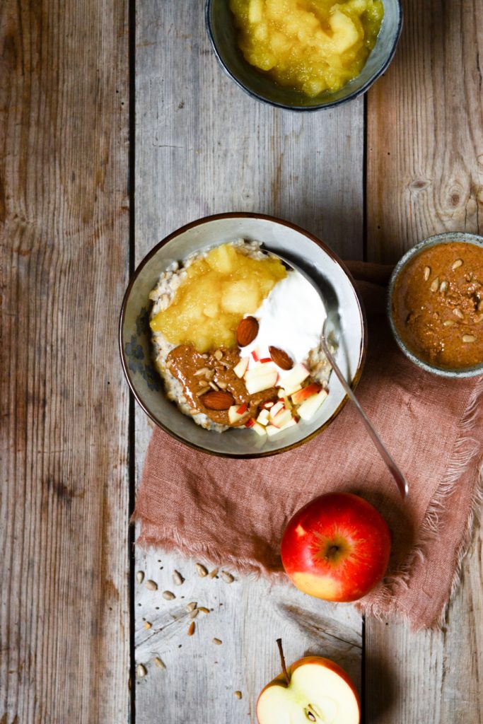 Varm havregrød med solsikke-mandelsmør og æblemos 6